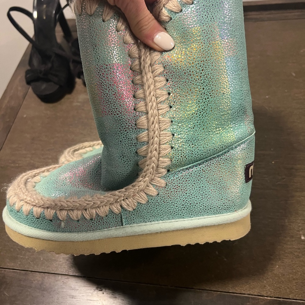 MOU boots sheepskin 🐑 Iridescent size 6.5-7 NWOB